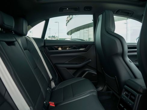 Certified 2025 Porsche Macan Electric image 30