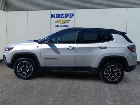 Used 2025 Jeep Compass Trailhawk AWD/4WD image 2