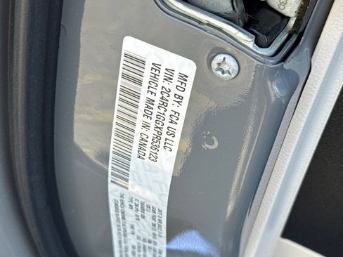 Used 2023 Chrysler Pacifica Limited FWD image 35
