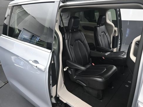 Used 2023 Chrysler Pacifica Touring-L FWD image 20