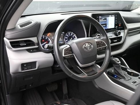 Used 2022 Toyota Highlander XLE AWD/4WD image 7