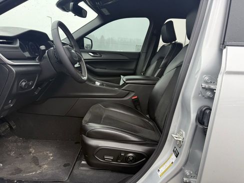 Used 2024 Jeep Grand Cherokee L Altitude image 9