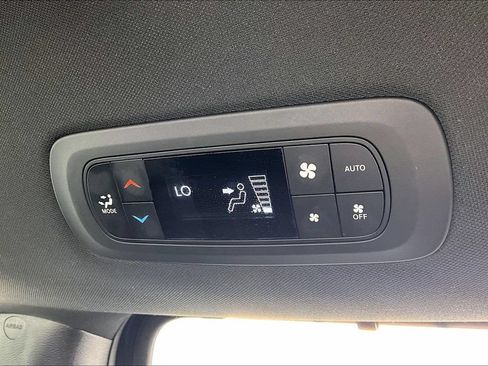 Used 2025 Chrysler Pacifica Select FWD image 34