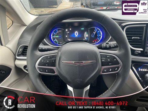 Used 2024 Chrysler Pacifica Limited FWD image 25