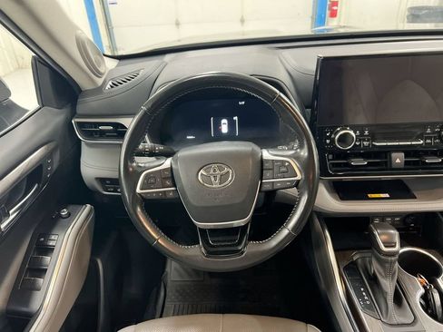 Used 2023 Toyota Highlander Limited AWD/4WD image 11