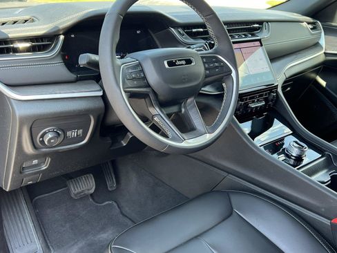 Used 2025 Jeep Grand Cherokee Limited AWD/4WD image 18