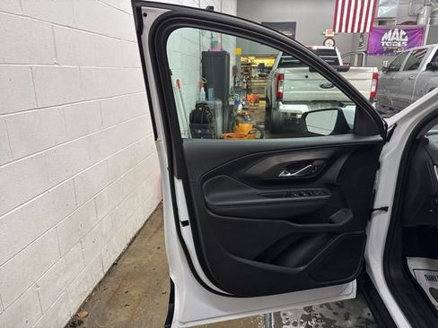 Used 2023 GMC Terrain SLE image 8