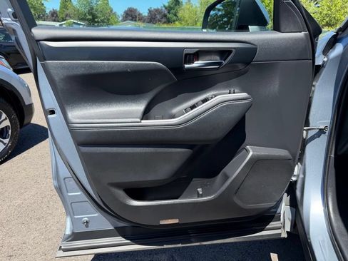 Used 2021 Toyota Highlander XLE AWD/4WD image 10