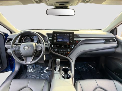 Used 2024 Toyota Camry SE image 3