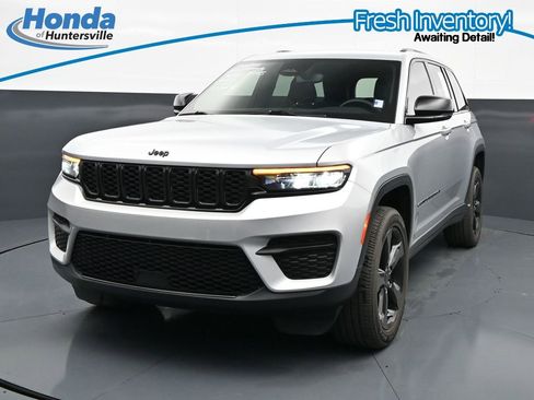 Used 2023 Jeep Grand Cherokee Altitude AWD/4WD image 3