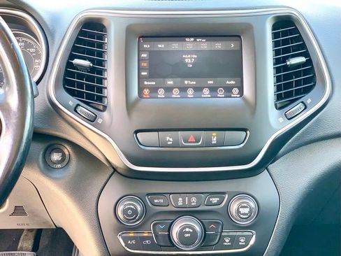 Used 2021 Jeep Cherokee Latitude Plus FWD image 16