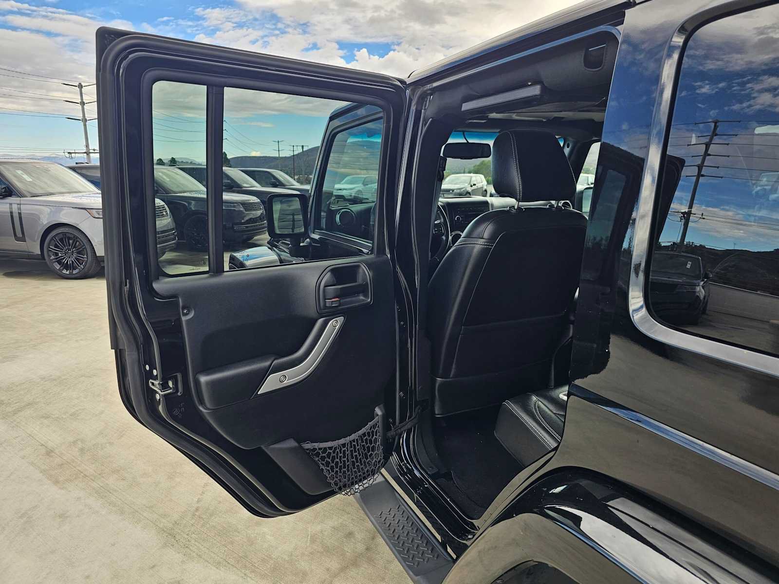 Used 2016 Jeep Wrangler Unlimited Sahara w/ Connectivity Group AWD/4WD image 15