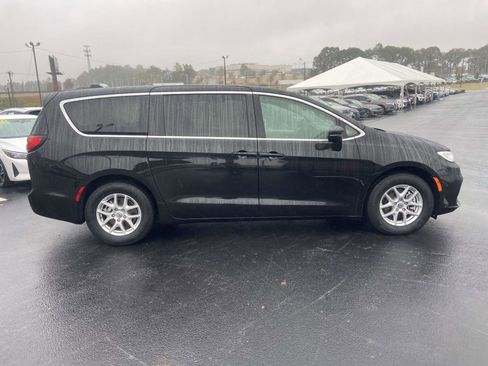 Used 2024 Chrysler Pacifica Touring-L image 10