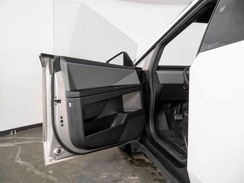 Used 2024 Tesla Cybertruck AWD Crew Cab image 18