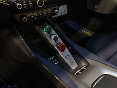 Used 2019 Ferrari Portofino RWD image 10