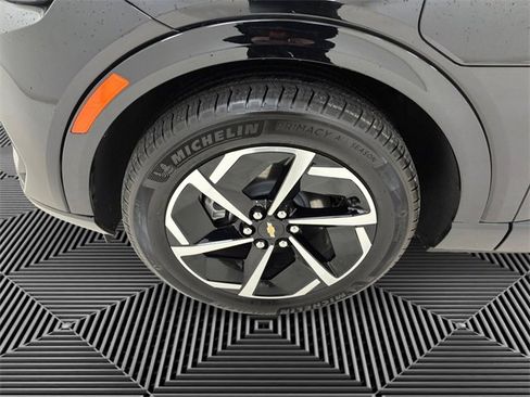 Used 2025 Chevrolet Equinox EV LT w/ Convenience Package image 9