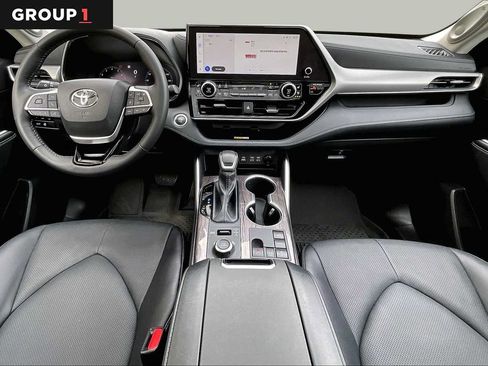 Certified 2025 Toyota Highlander Platinum AWD/4WD image 16