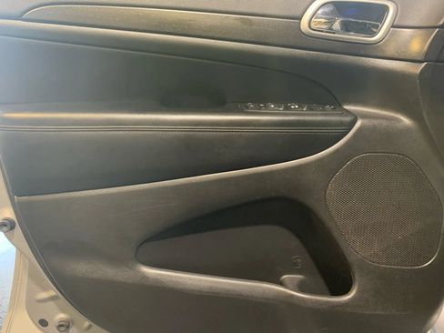 Used 2018 Jeep Grand Cherokee Laredo AWD/4WD image 12