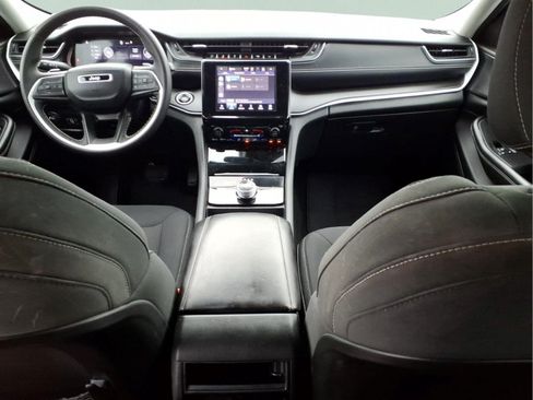 Used 2023 Jeep Grand Cherokee Laredo AWD/4WD image 7