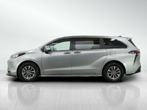 Used 2021 Toyota Sienna XLE image 2