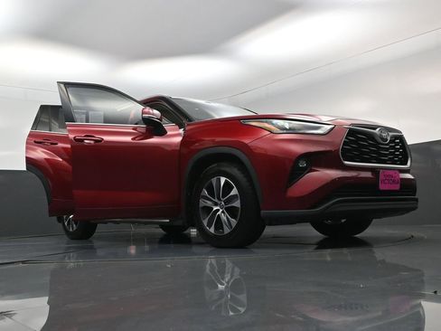 Used 2022 Toyota Highlander XLE FWD image 26