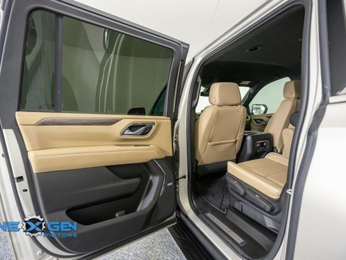 Used 2022 Chevrolet Suburban Premier AWD/4WD image 25