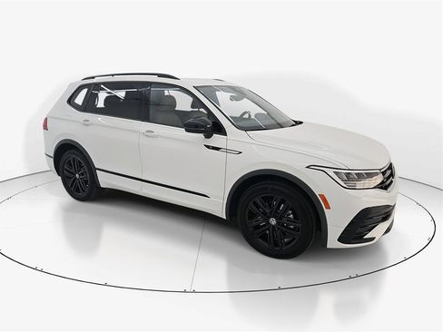 Used 2022 Volkswagen Tiguan SE R-Line image 4