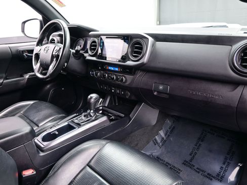 Used 2018 Toyota Tacoma TRD Sport image 14