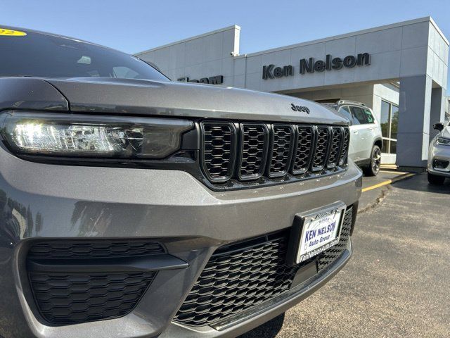 Used 2022 Jeep Grand Cherokee Altitude AWD/4WD image 4