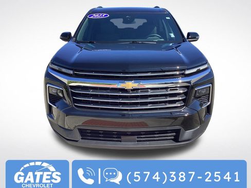 Used 2025 Chevrolet Traverse LT image 2