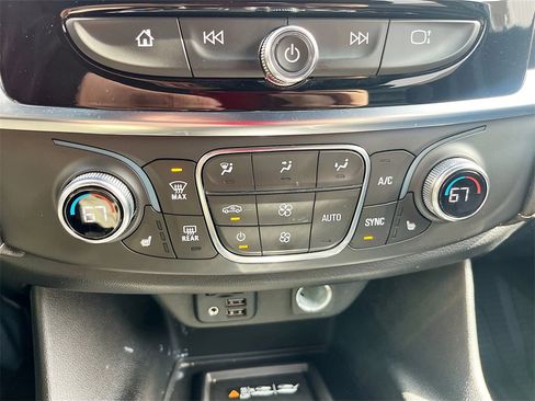 Used 2022 Chevrolet Traverse LT w/ LT Premium Package image 16