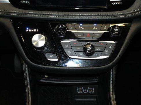 Used 2025 Chrysler Pacifica Limited image 22