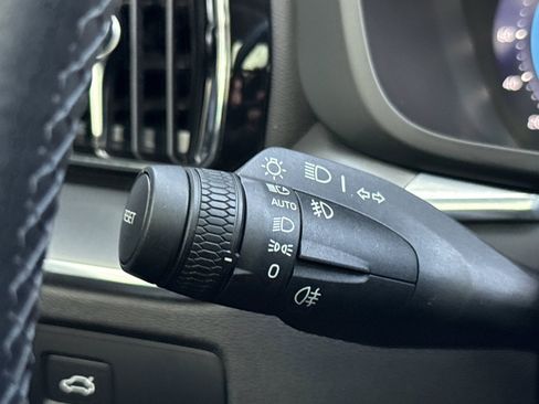 Used 2025 Volvo XC60 B5 Core image 32