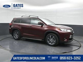 Used 2017 Toyota Highlander XLE AWD/4WD video 1