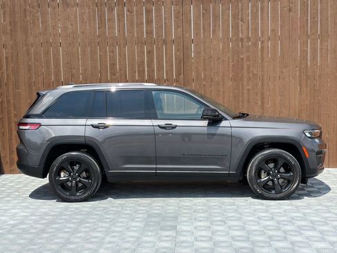 Used 2023 Jeep Grand Cherokee Altitude RWD image 11