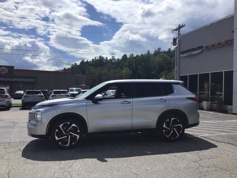 Used 2024 Mitsubishi Outlander SE Black Edition AWD/4WD image 2