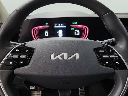 Used 2023 Kia Niro SX Touring image 18