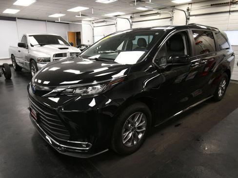 Used 2024 Toyota Sienna XLE FWD image 3