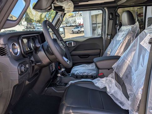 New 2026 Jeep Wrangler Unlimited Sahara AWD/4WD image 13