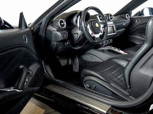 Used 2017 Ferrari California T image 21