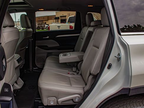 Used 2019 Toyota Highlander XLE image 13