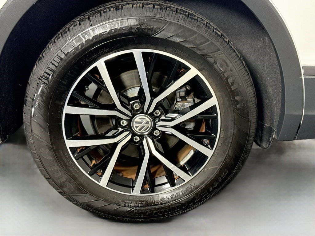 Used 2021 Volkswagen Tiguan SE AWD/4WD image 32