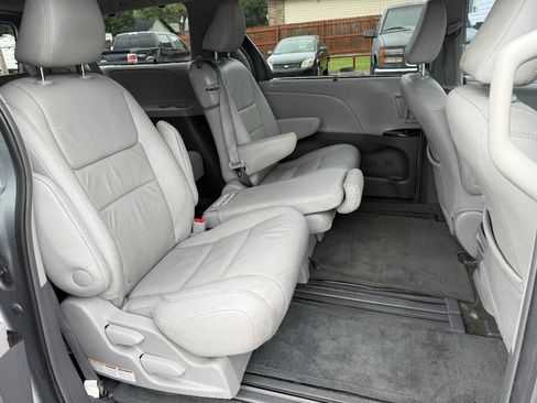 Used 2016 Toyota Sienna XLE FWD image 12