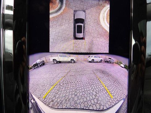 Certified 2024 Volvo XC60 B5 Plus w/ Climate Package image 23