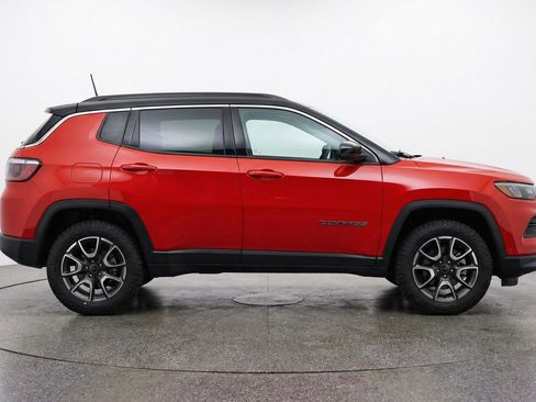 Used 2025 Jeep Compass Trailhawk AWD/4WD image 11