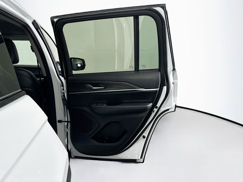 Used 2023 Jeep Grand Cherokee Limited image 30