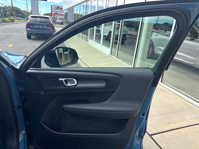 Certified 2025 Volvo XC40 B5 Plus AWD/4WD image 11