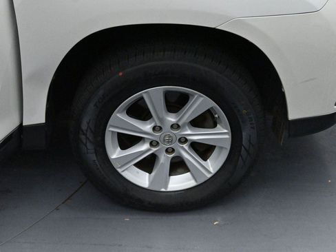 Used 2012 Toyota Highlander SE w/ Tow Pkg FWD image 34