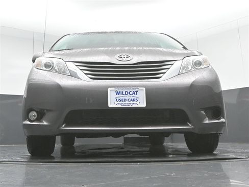Used 2013 Toyota Sienna XLE image 18