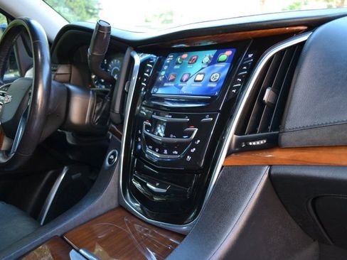 Used 2018 Cadillac Escalade Luxury AWD/4WD image 21